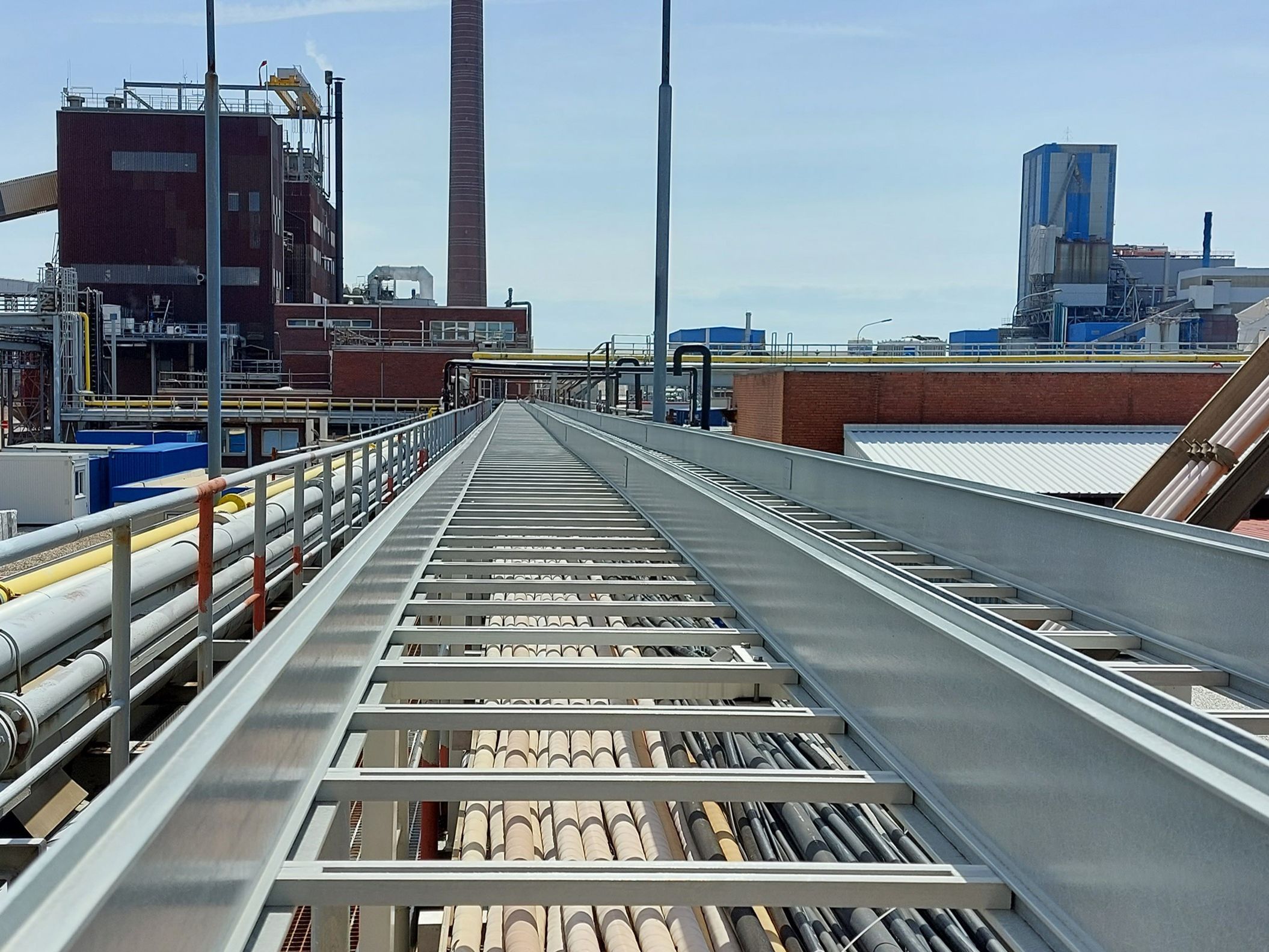Große Kabelleiter im Außengelände der Zinkhütte in Nordenham, Deutschland Große Kabelleiter im Außengelände der Zinkhütte in Nordenham, Deutschland
