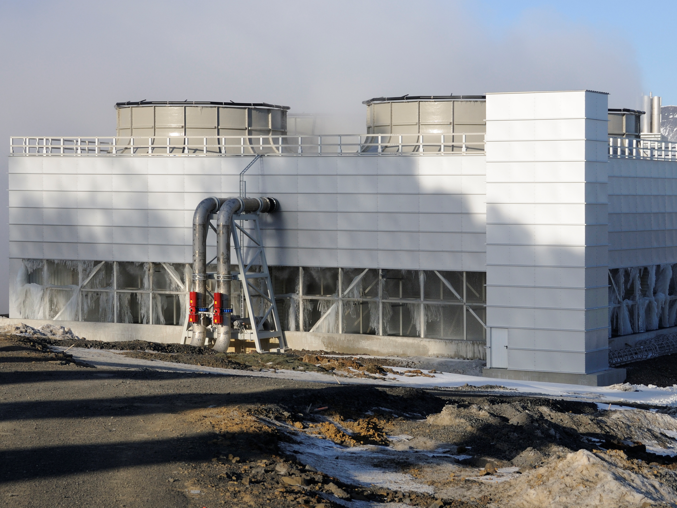 auf der Hochebene Hellisheidi  im Südwesten Islands Treppenturm und Leitern vor der Montage auf der Hochebene Hellisheidi  im Südwesten Islands Treppenturm und Leitern vor der Montage