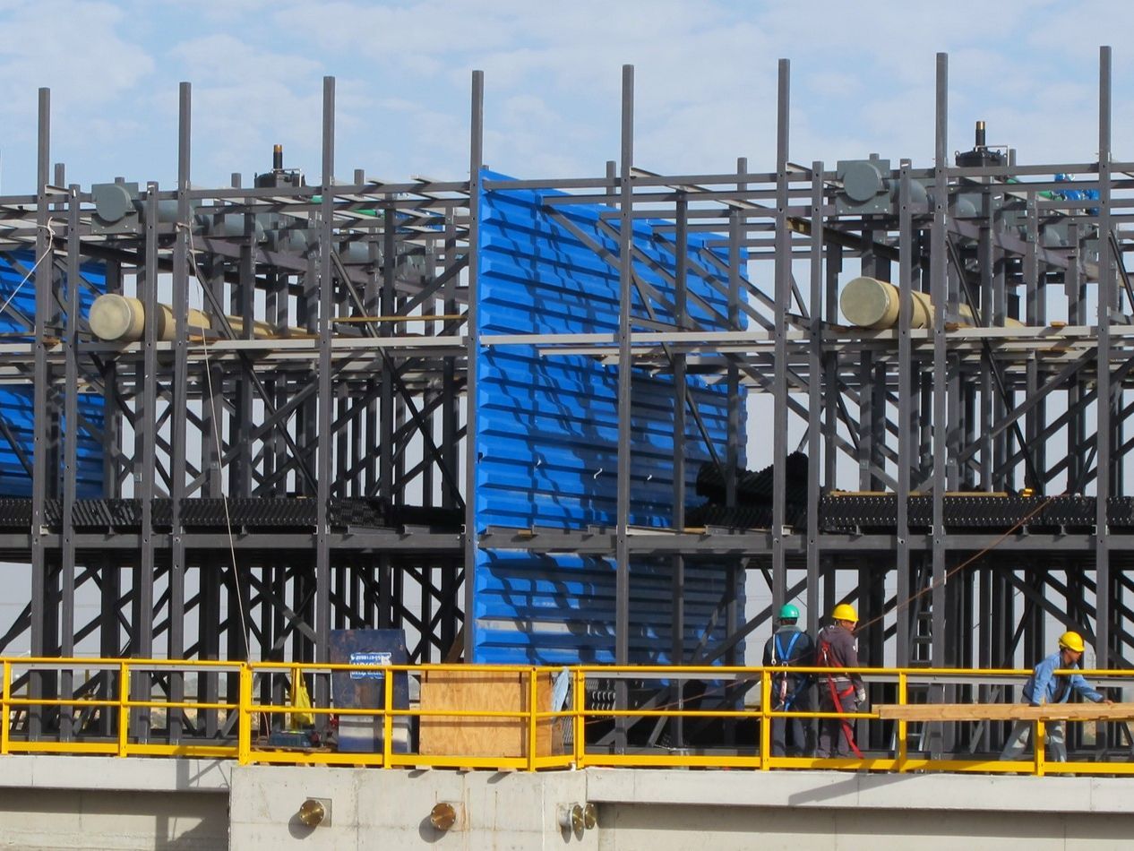 Kühlturmstandort in Pulawy, Polen, 25 t GFK-Profile und Gitterroste Kühlturmstandort in Pulawy, Polen, 25 t GFK-Profile und Gitterroste